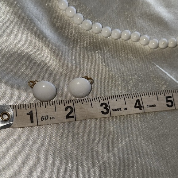 Elegant Pure White Bead Choker Necklace and Clip On Earring Set Gold Tone Metal - Picture 7 of 8